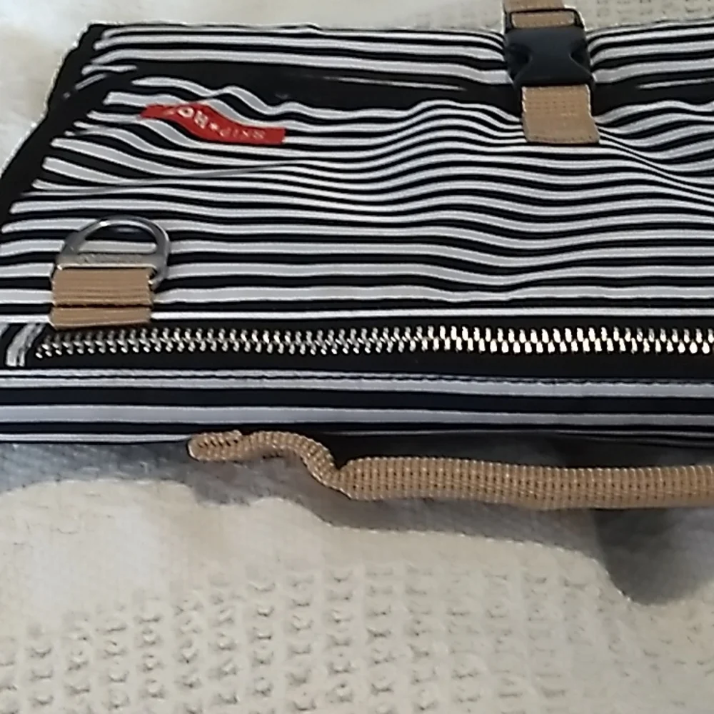 Skip HOP Baby changing pad with  diaper and wipes holder. Has clip to attach to - Picture 8 of 9